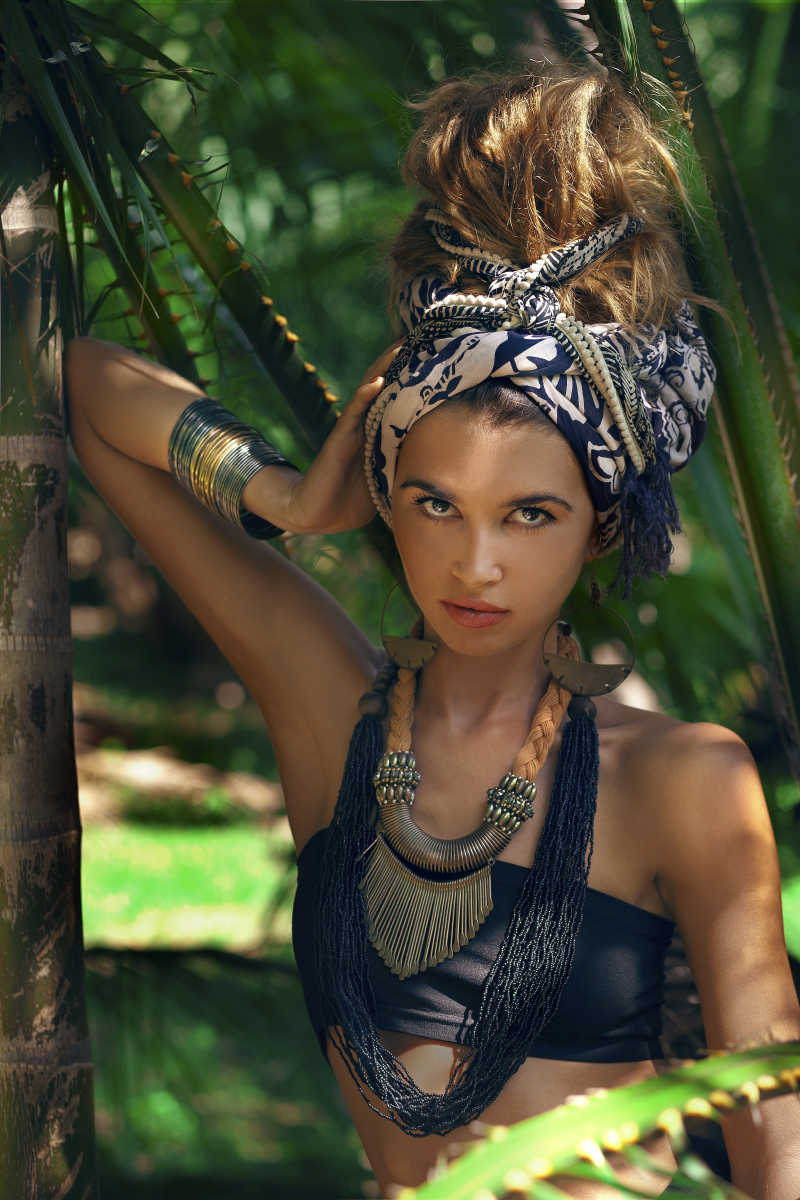 靠着树的时装美女模特