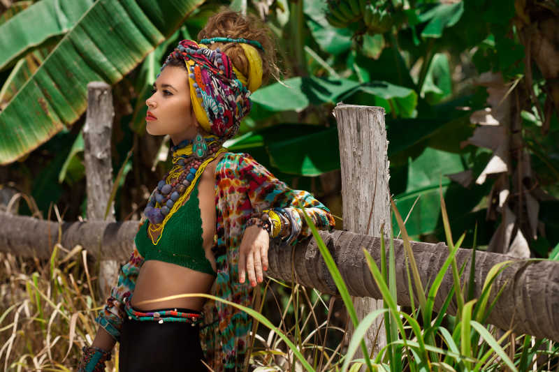 靠着木栅栏的时尚美女模特