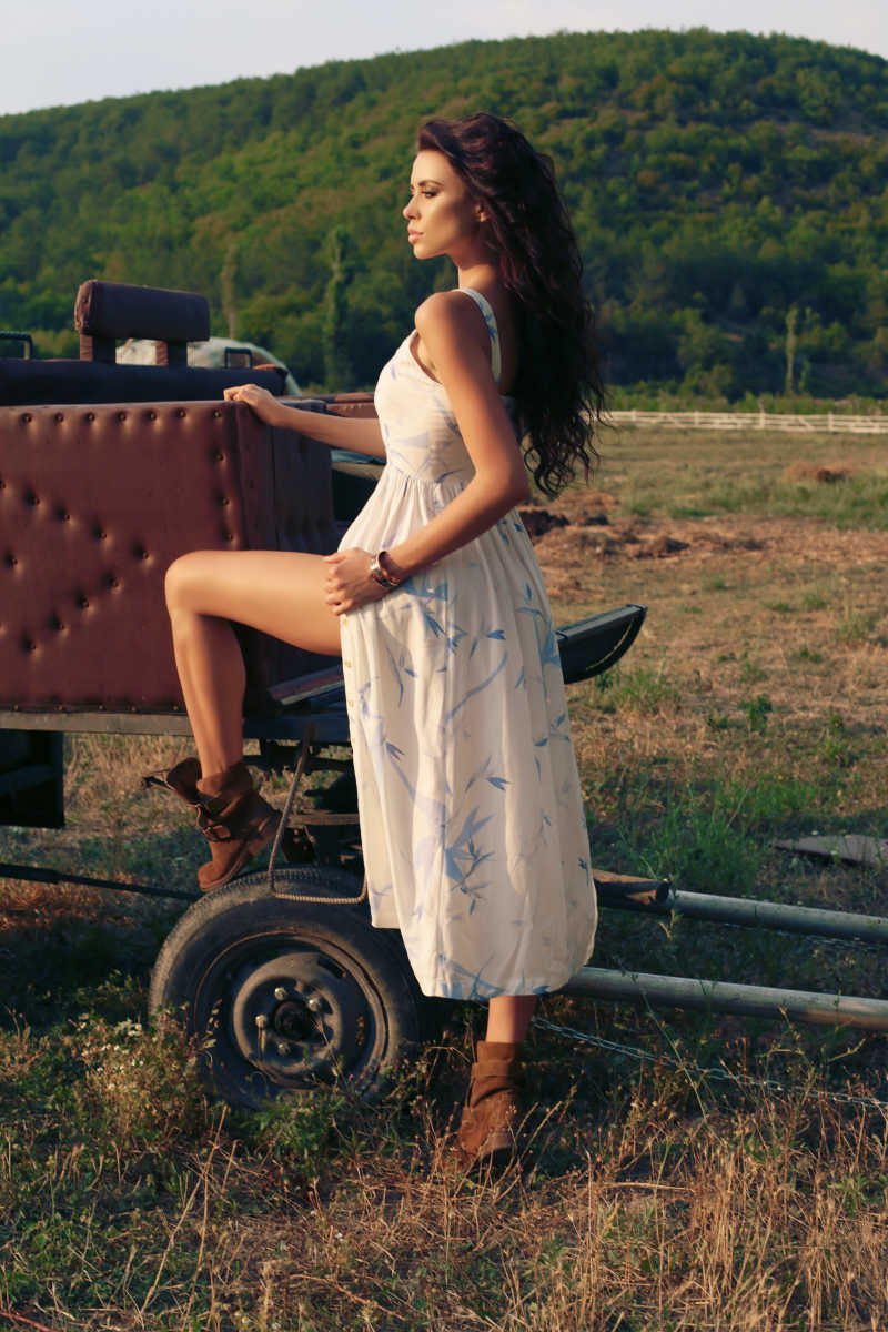 异国美女时尚的户外照片