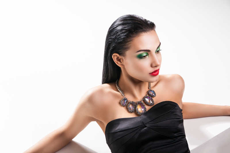 年轻美女模特的时尚妆容和饰品