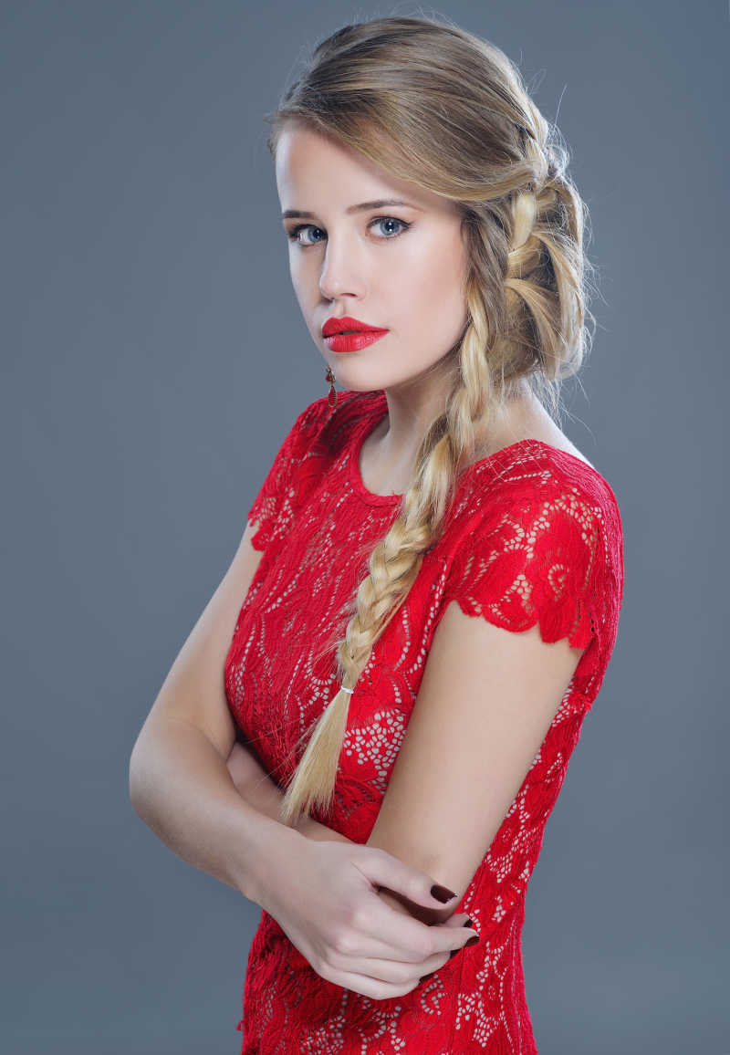 身穿大红色连衣裙美女侧身照