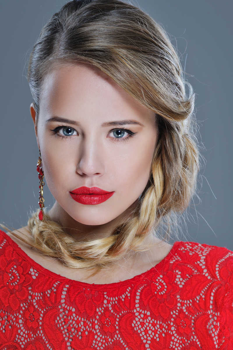 美女把辫子围在脖子上