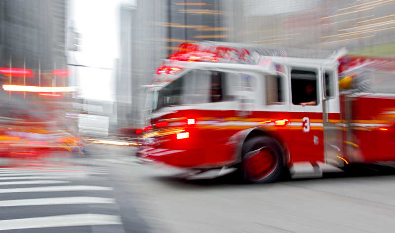 城市街道上行驶的消防车