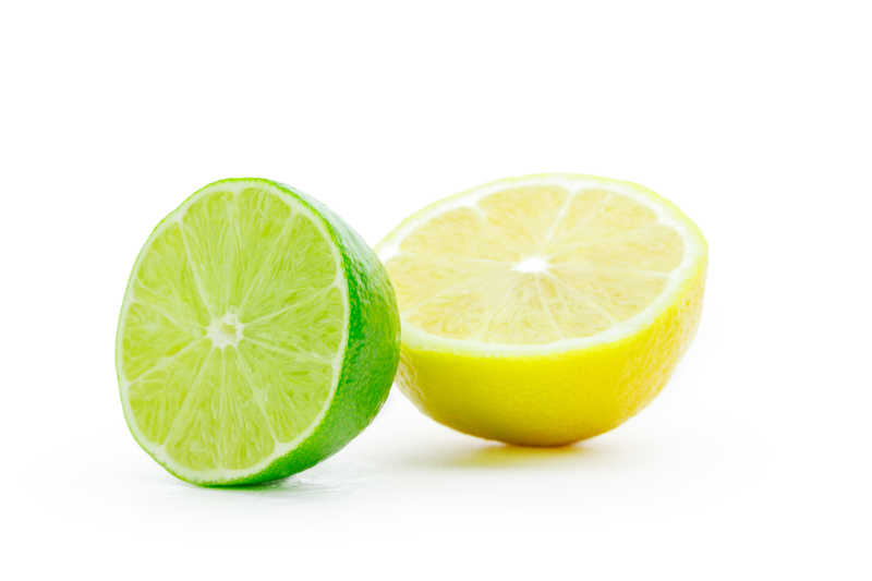 白色背景下的新鲜石灰和柠檬