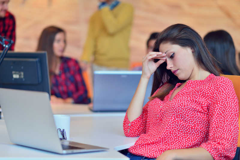 办公室休息的女性同事