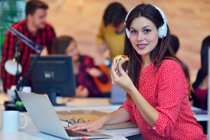 办公室带着耳机对着笔记本吃午餐的美女