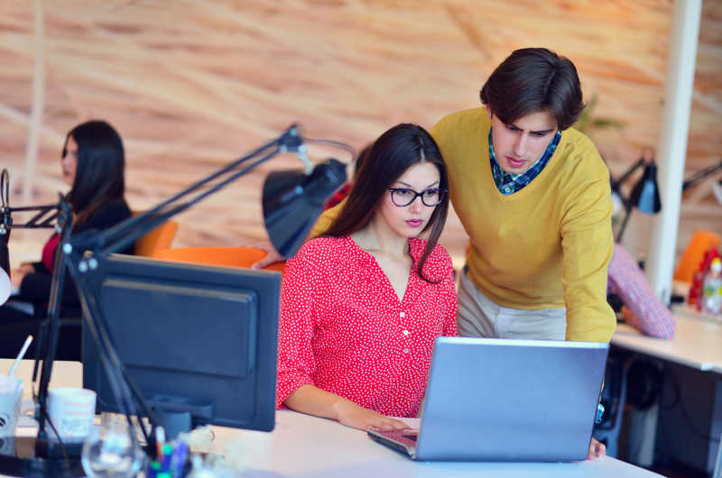 现代化办公室内工作的同事