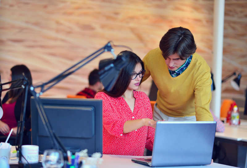 办公室讨论项目的同事