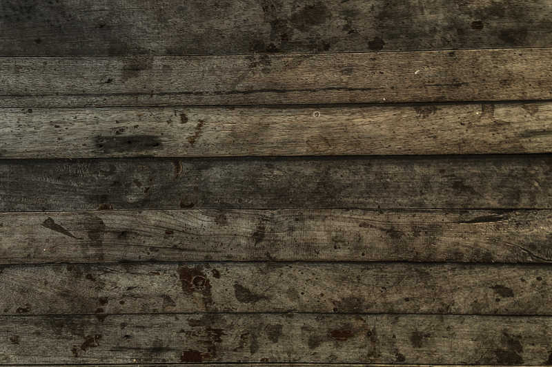 发霉的陈旧木板墙壁