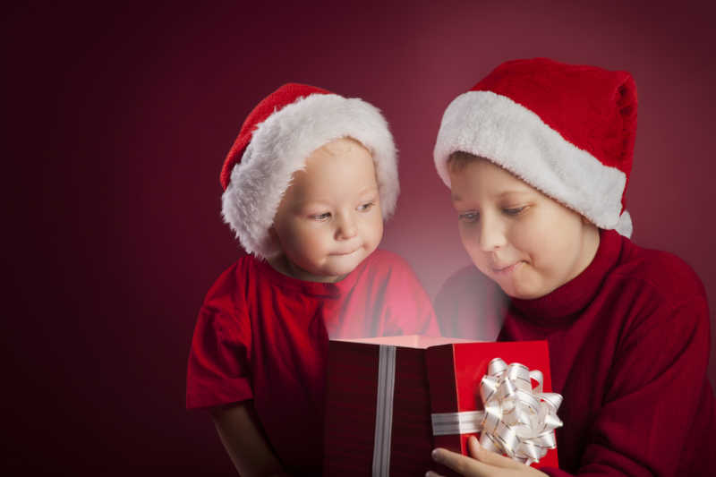 两个快乐的男孩打开圣诞礼物盒