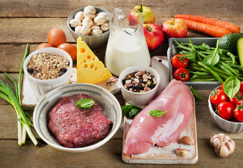 维生素b3的食材图片-木桌上含有维生素b3的健康食材素材-高清图片