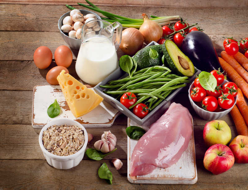 木桌上的各种蔬菜和肉