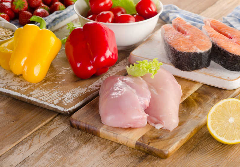 砧板上的果蔬和鱼肉