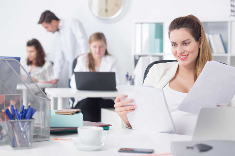 怀孕办公的女员工