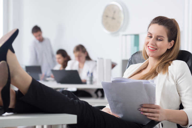 办公室里办公的女上司