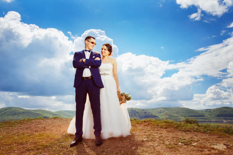 穿着婚纱西装的情侣