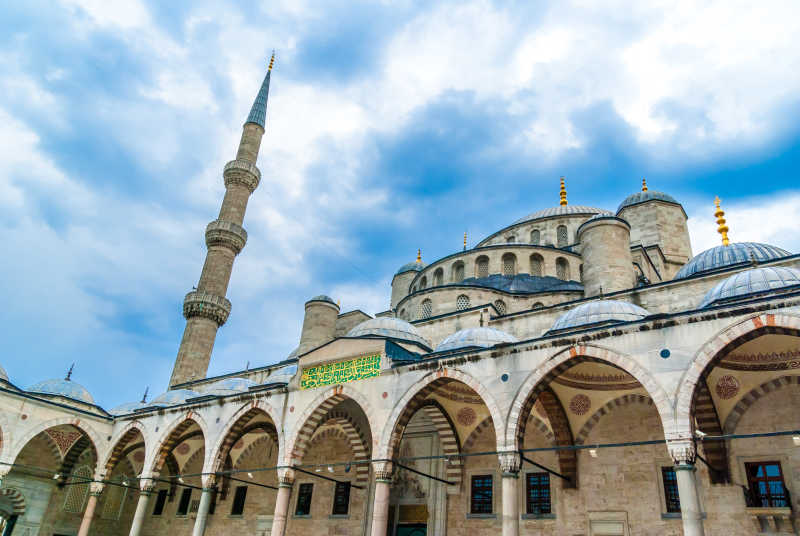 蔚蓝天空下美丽的伊布尔蓝色清真寺