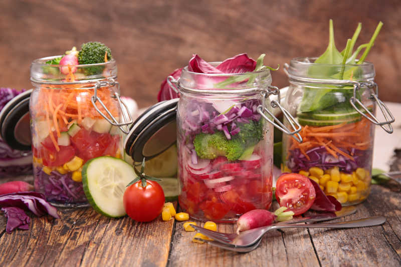 罐子里切开的蔬菜