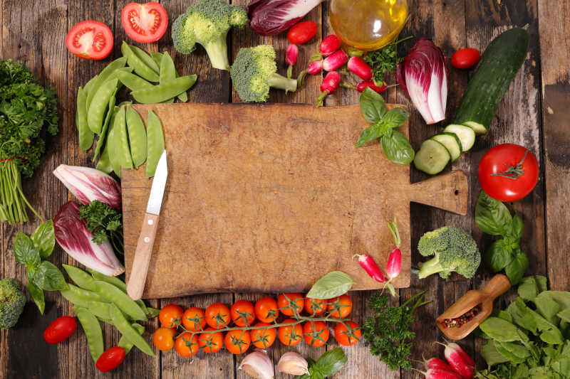 木桌上的蔬菜和砧板刀