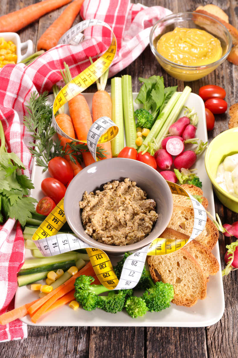 各种健康减肥蔬菜和皮尺