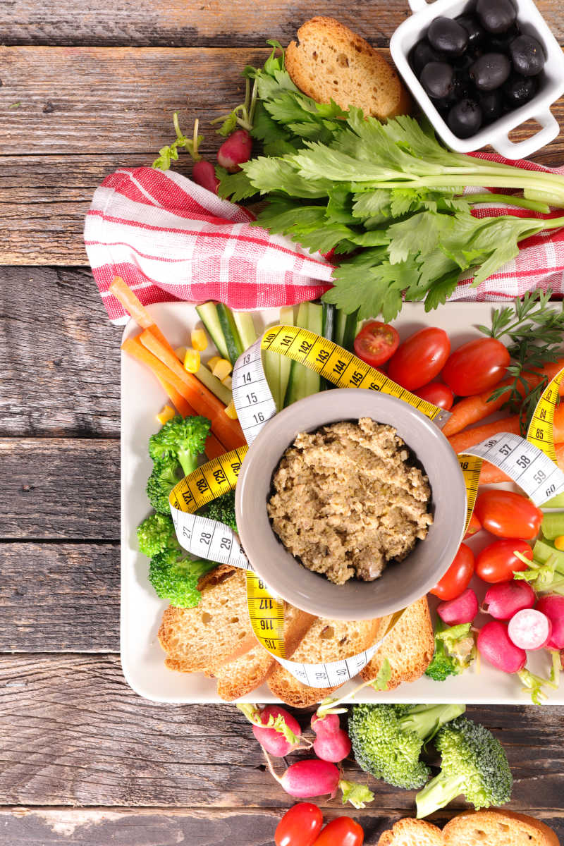 各种减肥蔬菜和皮尺