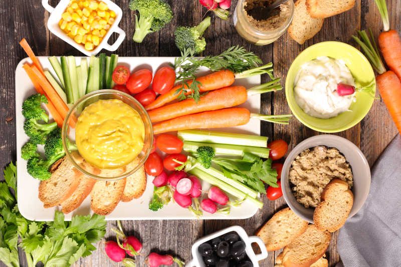 桌子上的蘸酱和各种蔬菜