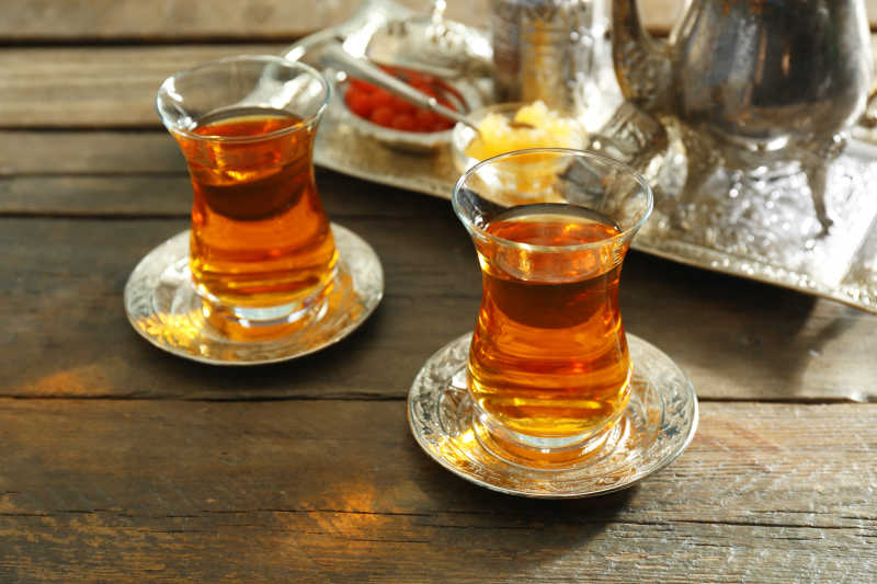 茶具摆在桌子上