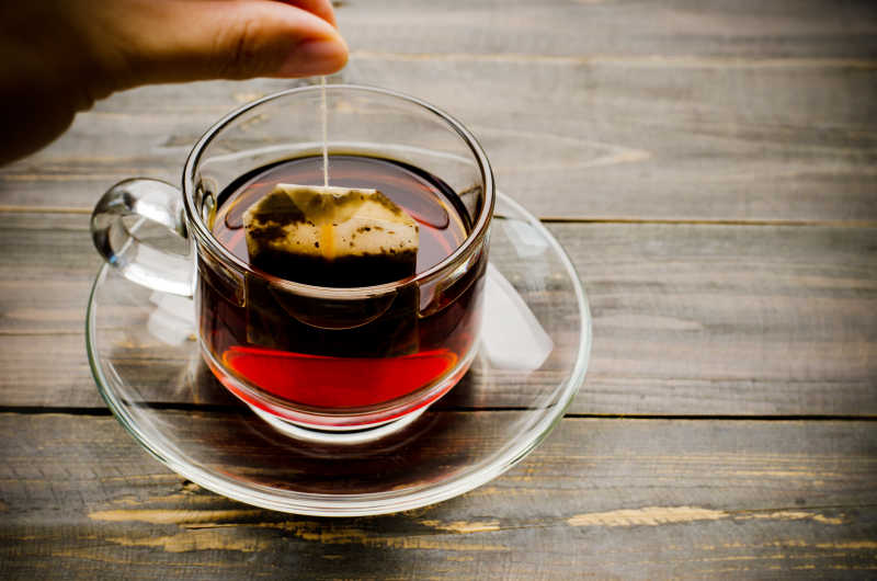 木制背景下的热茶