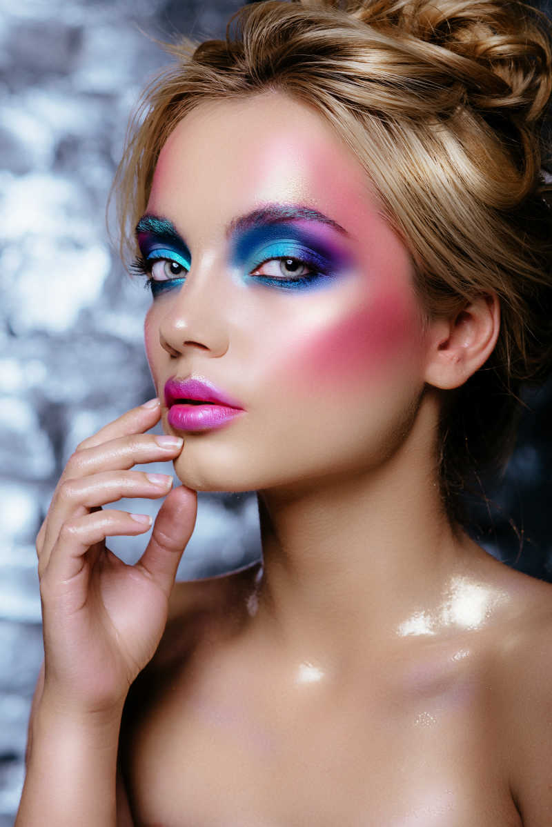 金发美女的艳丽妆容