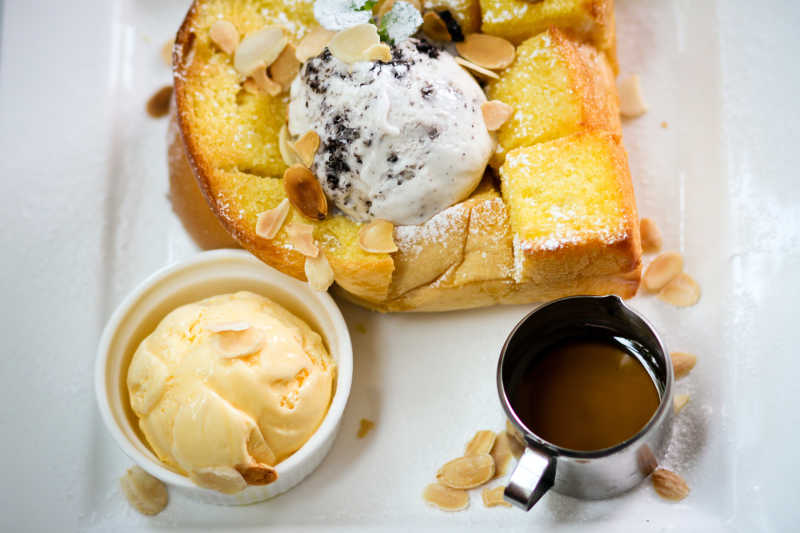 面包加蜂蜜和冰淇淋组成的蜂蜜吐司