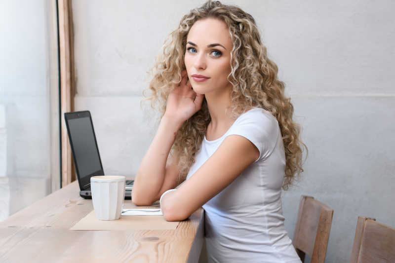 坐在咖啡店的美女手捧着脸