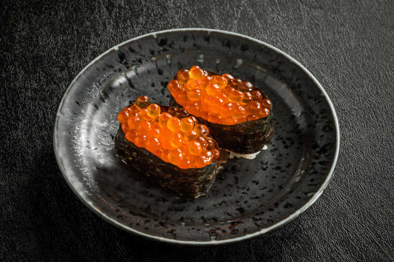 美味的鲟鱼子酱寿司