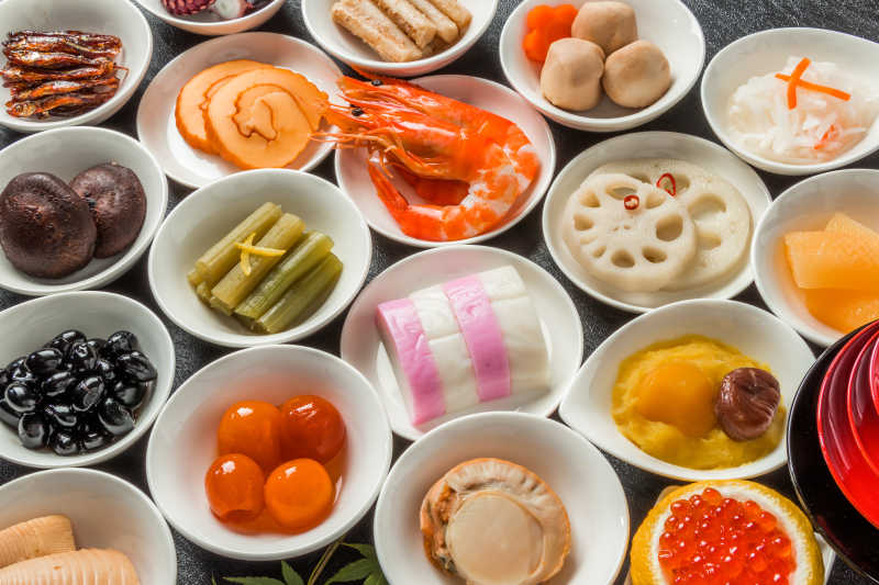 桌子上丰富的日本美食