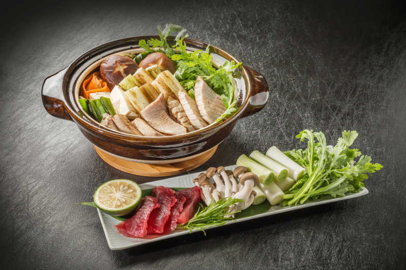 灰色桌上容器里的海鲜食品和蔬菜