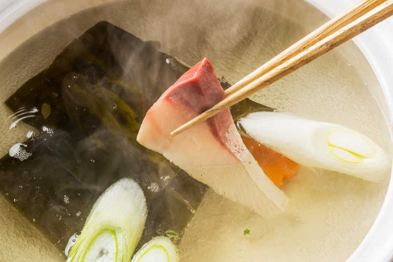 冒着热气的白色砂锅里的鱼片