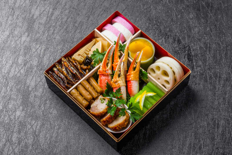 灰色桌上的海鲜拼盘