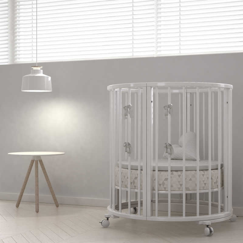 白色的小婴儿床