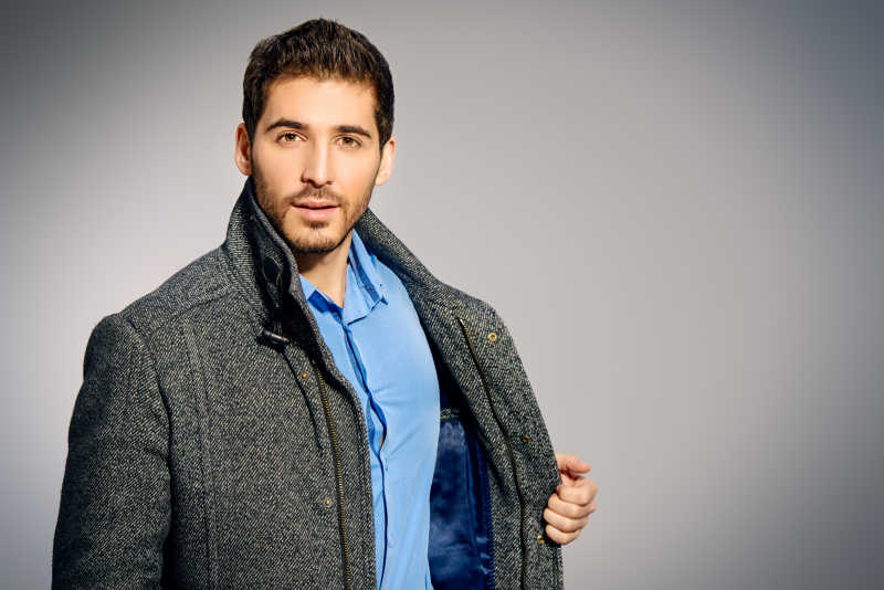 穿着时尚大衣的男人