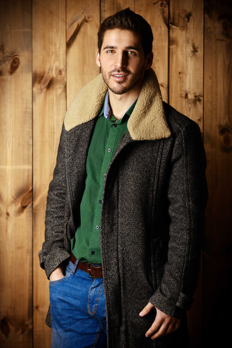 木墙前的时尚男人