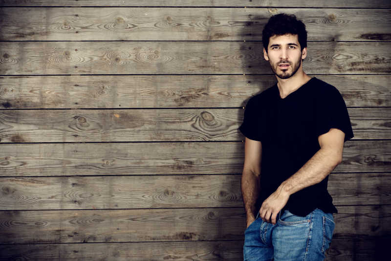 旧木板前的时尚男孩