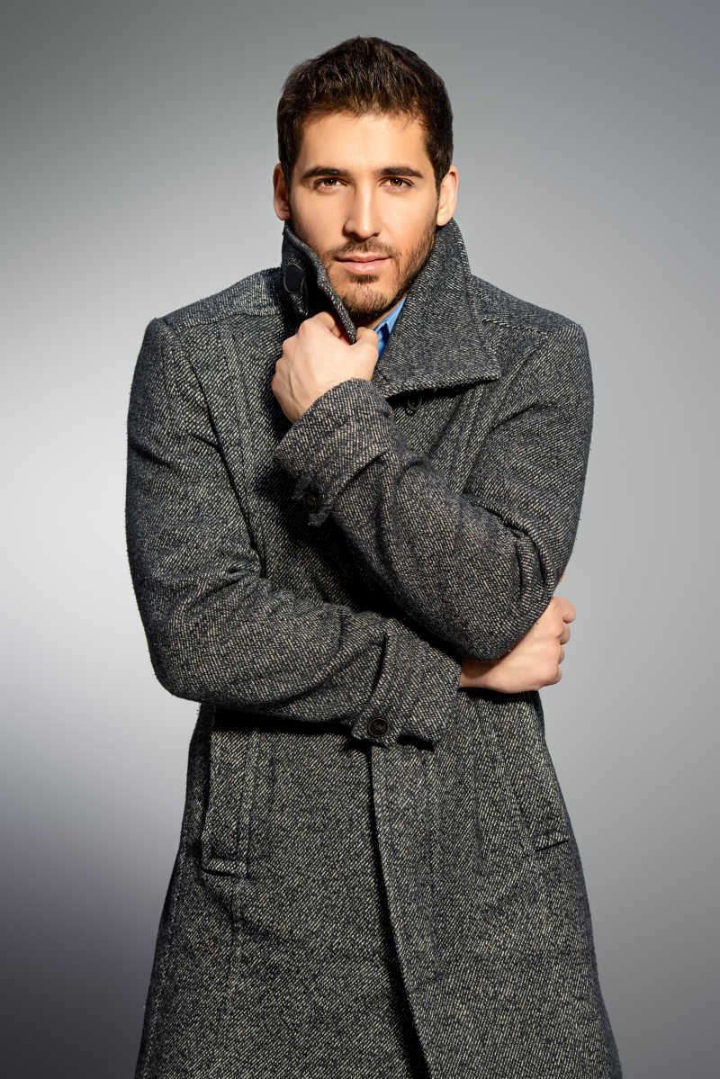 穿着时尚大衣的帅气男人