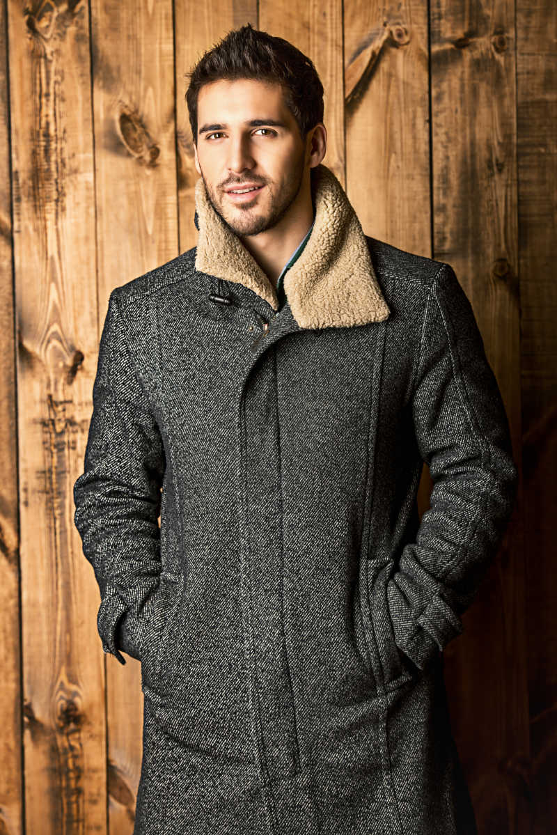 木墙前的时尚男模特