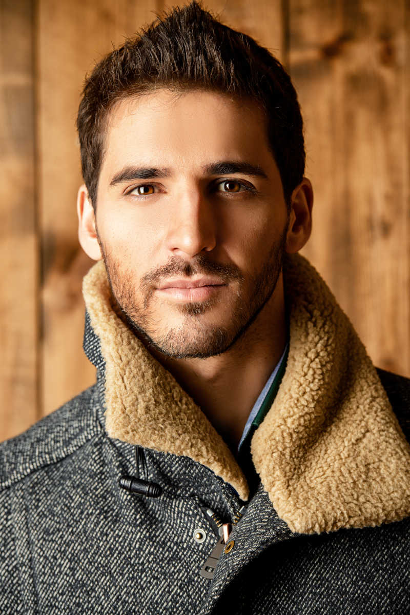 木墙前时尚的外国模特