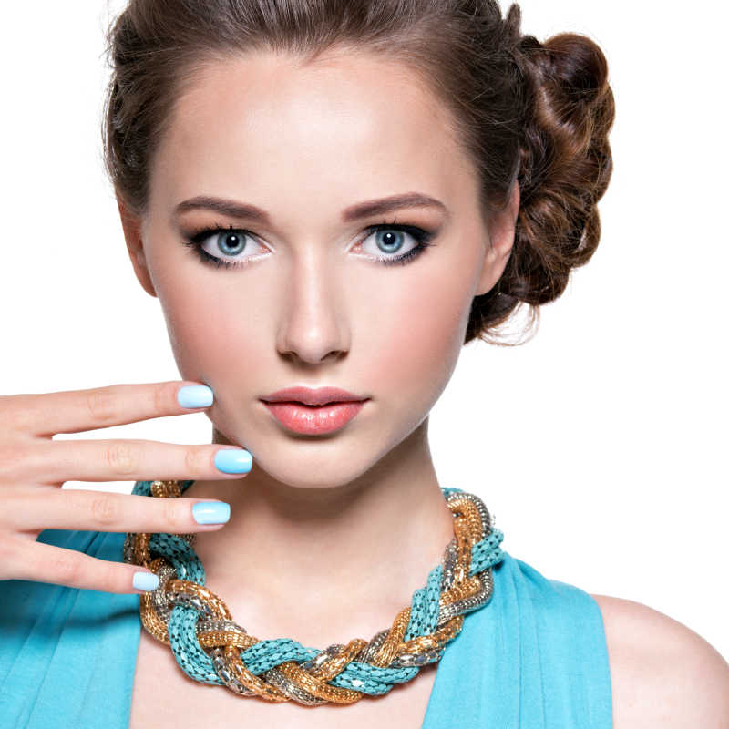 精致的化妆美女和她的美甲