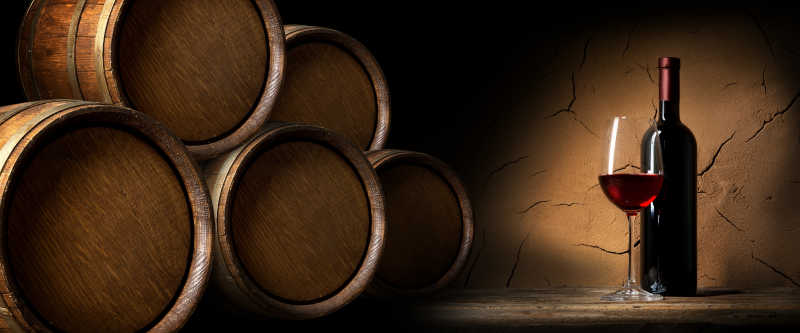 黏土背景下的葡萄酒和木桶
