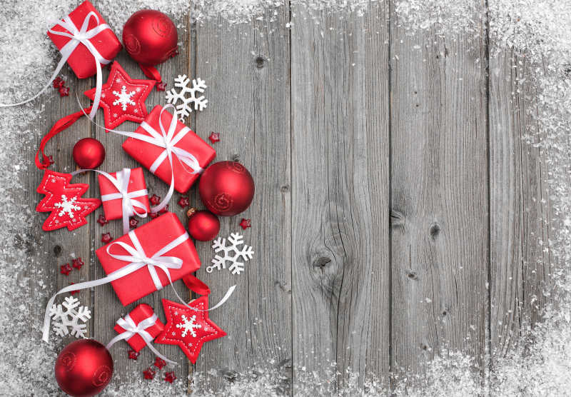 木制背景中的红色礼品装饰