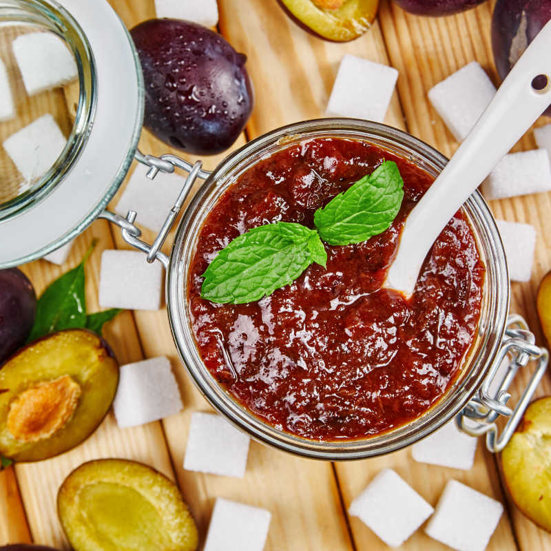 桌子上的梅子酱