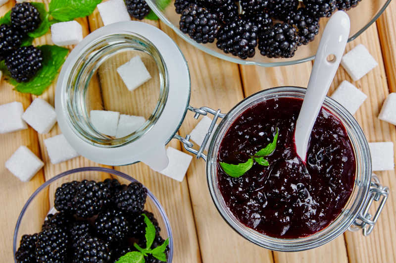 黑莓和黑莓果酱