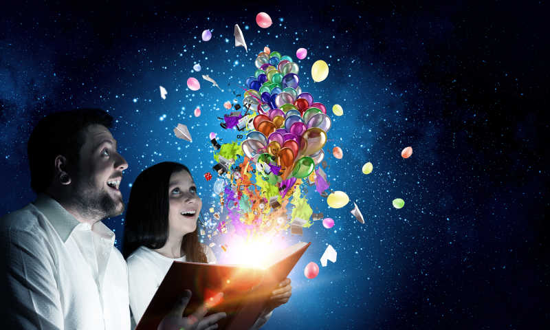 一起欣赏魔法书里的神奇世界的父女二人