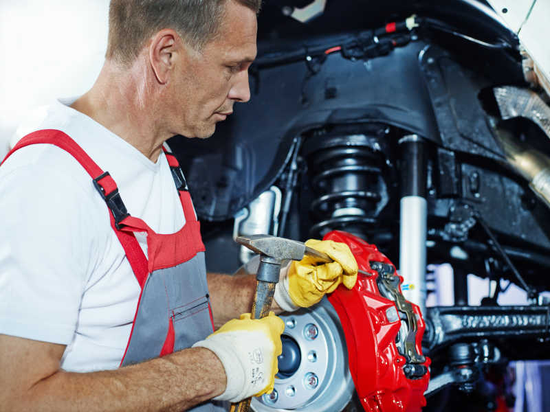 修理汽车刹车的修理工